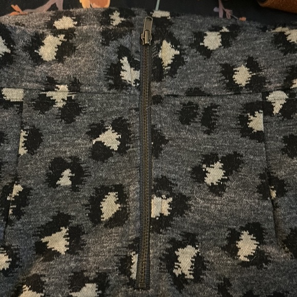 Cute leopard pencil skirt. - Picture 3 of 4